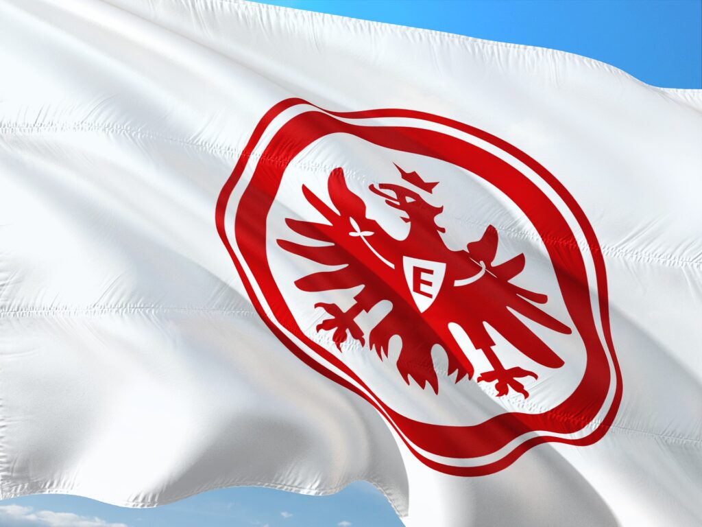 Für Eintracht Frankfurt-Fans gibt es 99 limitierte Sondereditionen des umweltfreundlichen und leistungsstarken Hyundai KONA. | Bild von jorono auf Pixabay