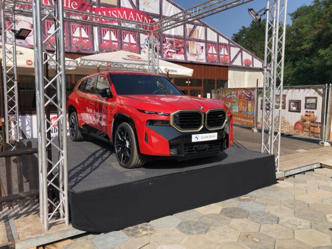 Auf dem Frankfurter Oktoberfest vor der Festhalle Hausmann konnten die Besucher die Vorzüge des EULER-Prunkstücks BMW XM hautnah erleben.