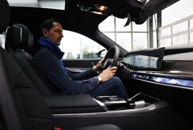 Eintracht-Trainer Dino Toppmöller am Steuer seines neuen BMW 760E.